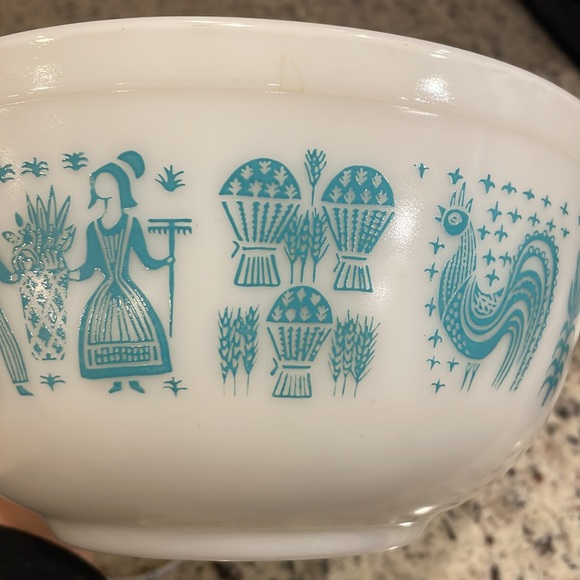 COPY - Pyrex butterprint bowl. Excellent condition. No cracks, or stains. - Picture 6 of 10